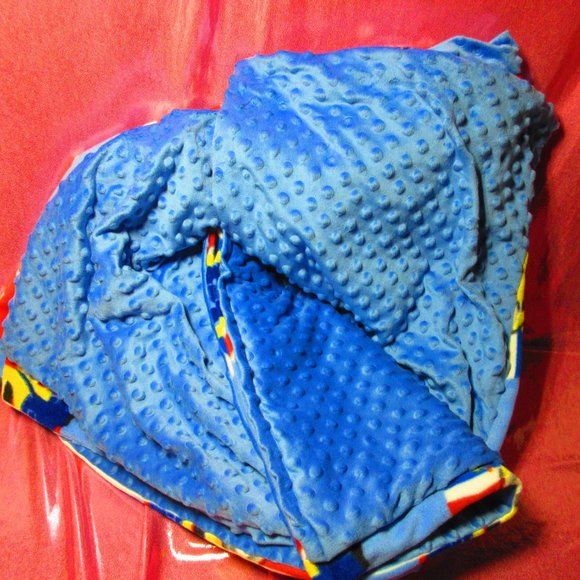 Despicable Me England Minions 84" x 58" Fleece Blanket - Picture 2 of 3